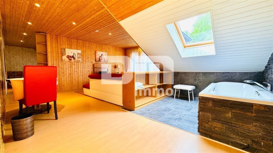 Opulente Gästehausanlage mit 13 Zimmern,2 Sälen,Gastronomiebetrieb + Betreiberwohnung - DG Gebäude 3 Ferienwohnung groß / Bad Dusche,Wanne